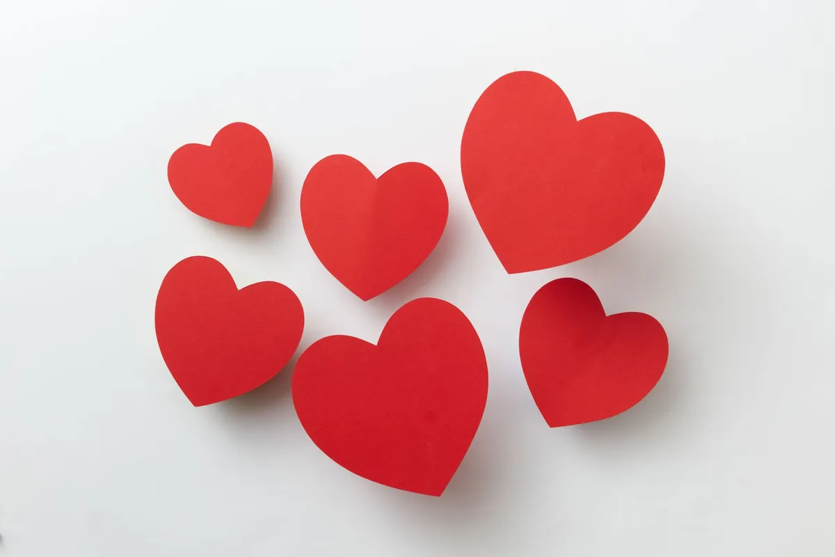 Saint-Valentin fait main : cartes, cœurs en papier et petites attentions