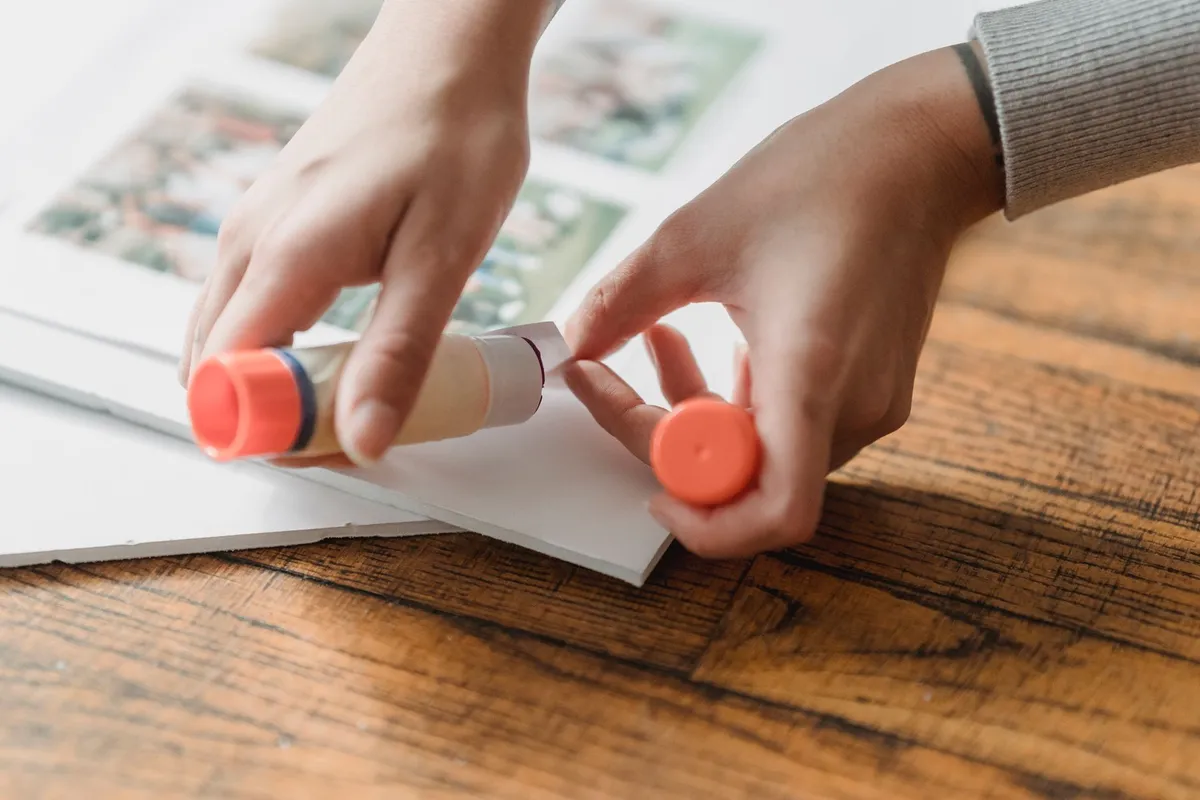Débuter le scrapbooking : matériel, mise en page et erreurs à éviter